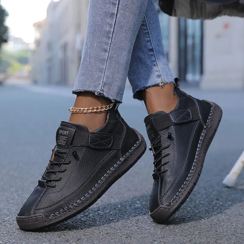 Chaussures de sport Danoir Paris™ confortables et supports pour homme, en cuir noir avec semelle blanche, vue de profil