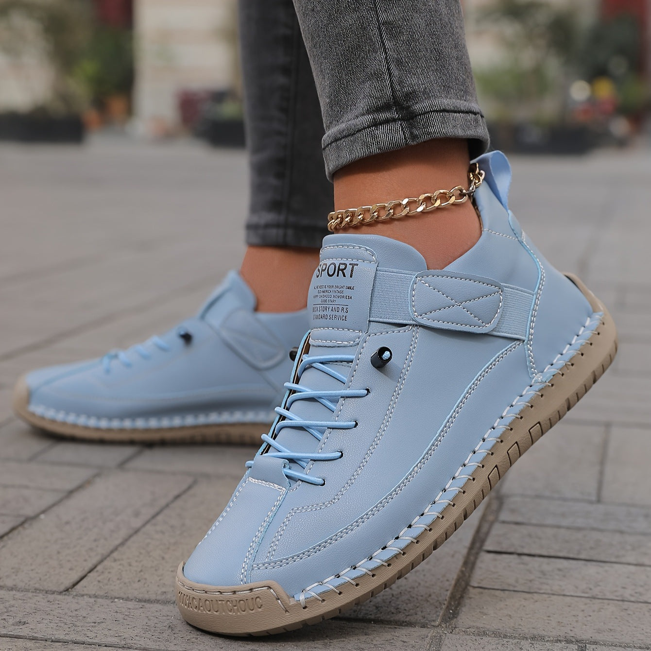 Basket en sneakers Danoir Paris™ confortables et soutenues, en cuir noir avec semelle blanche, vue de face.