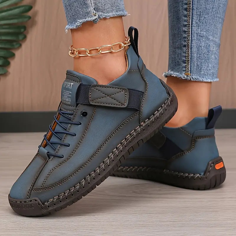 Chaussures de sport Danoir Paris™ en bleu foncé, baskets confortables et soutenantes pour homme ou femme.