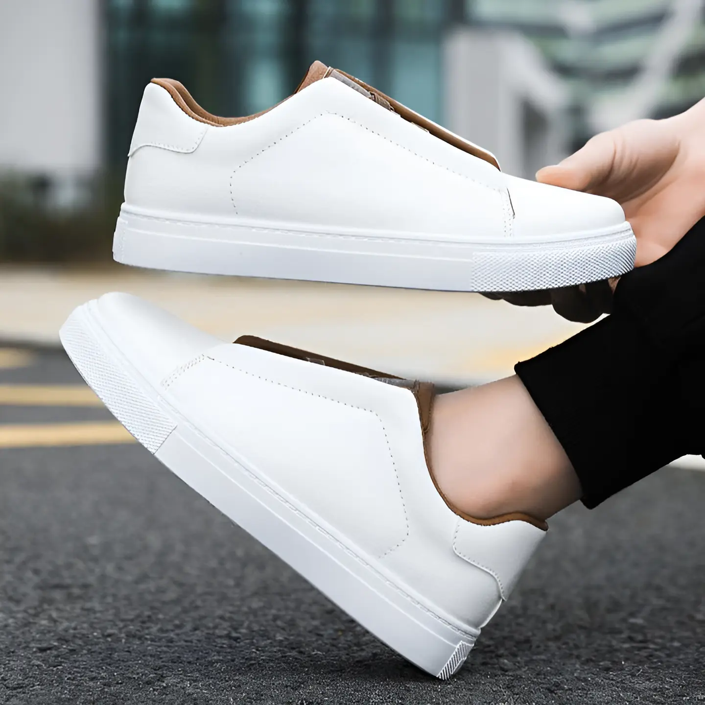 Chaussures sneakers chic Bernardo™ de Danoir Paris, en cuir blanc et marron avec semelle blanche.