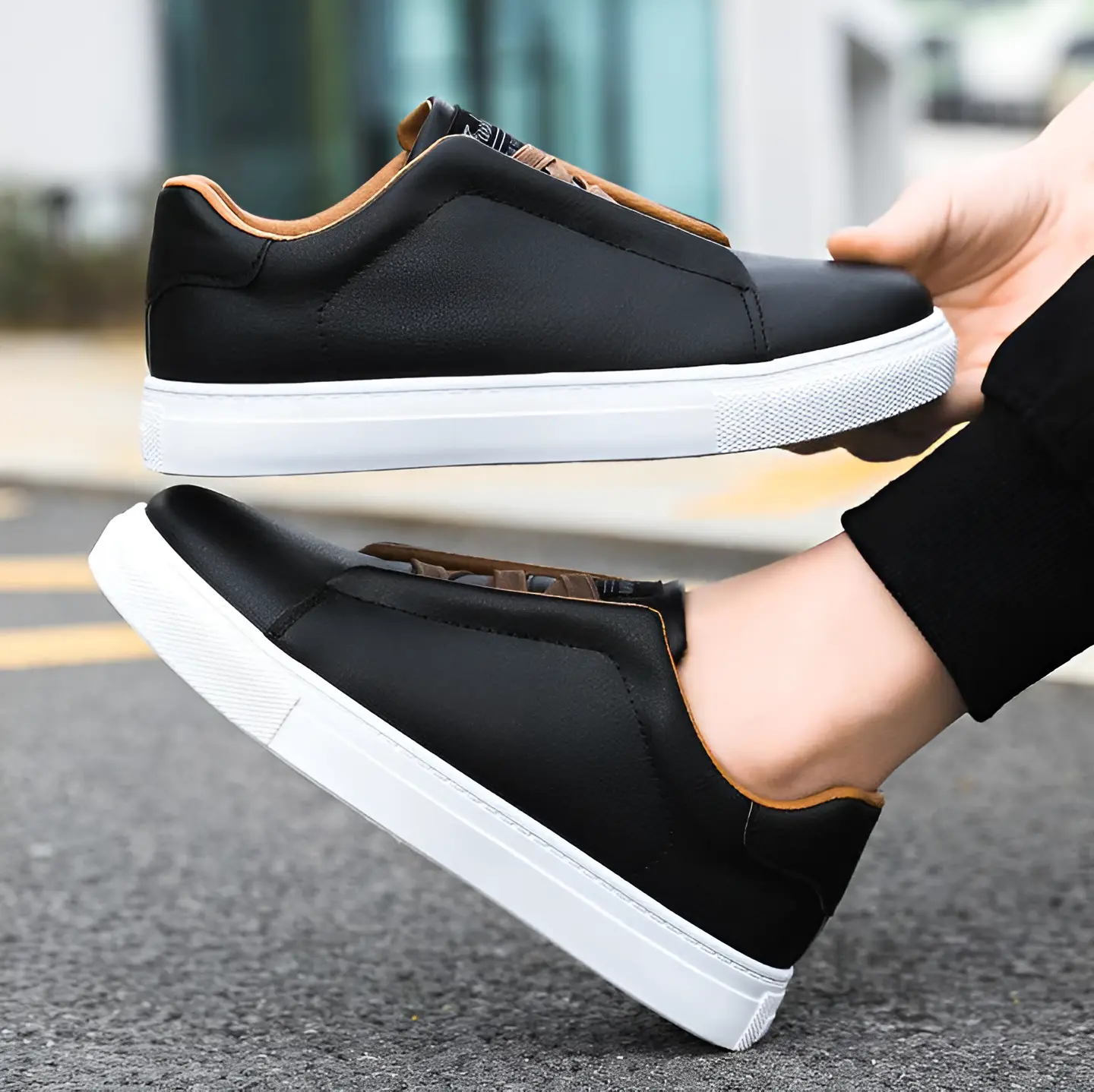 Sneakers chic Bernardo™ de Danoir Paris en noir et brun, style moderne avec semelle blanche, vue de côté.