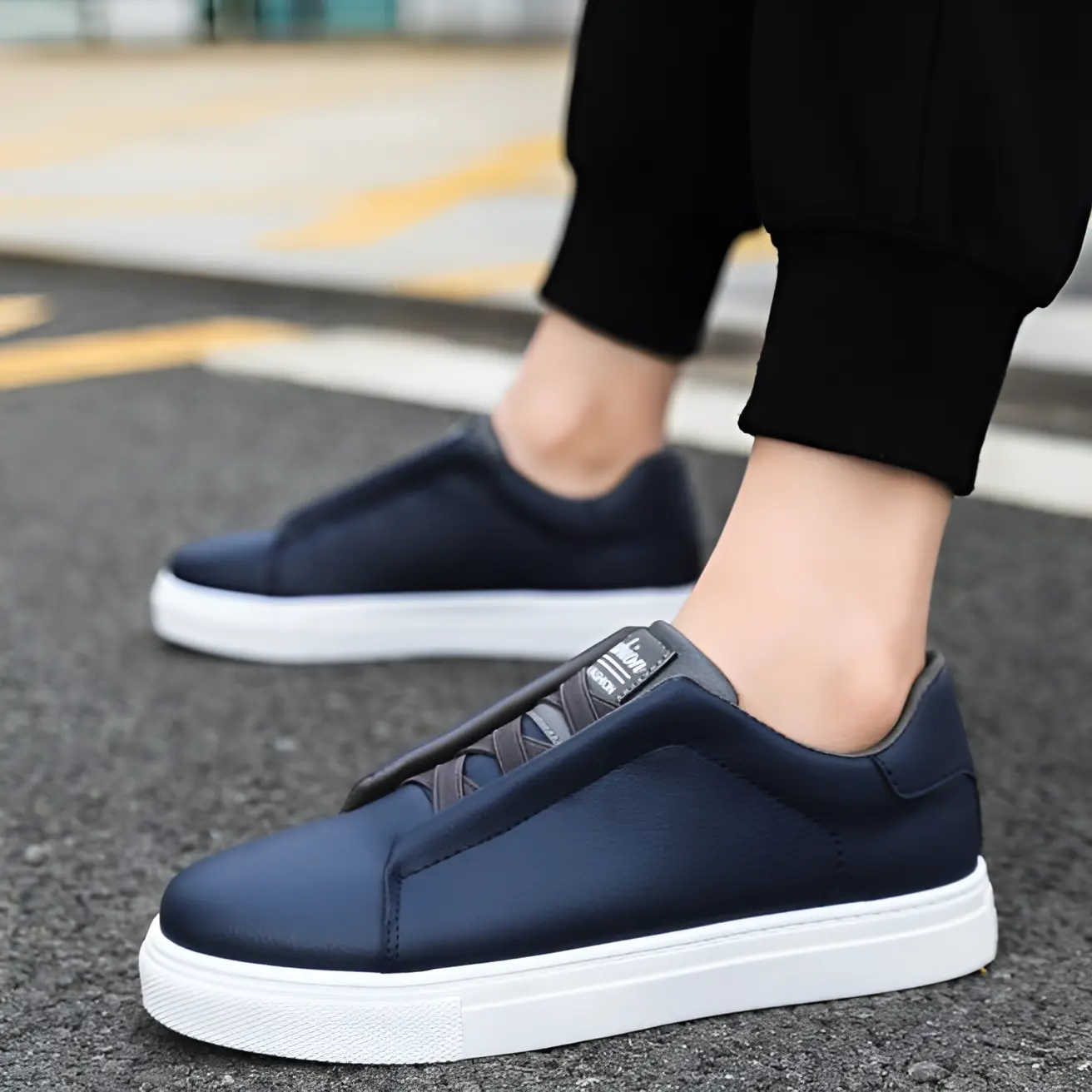 Sneakers chic Danoir Paris Bernardo™ en bleu et noir avec semelle blanche, vue de profil.