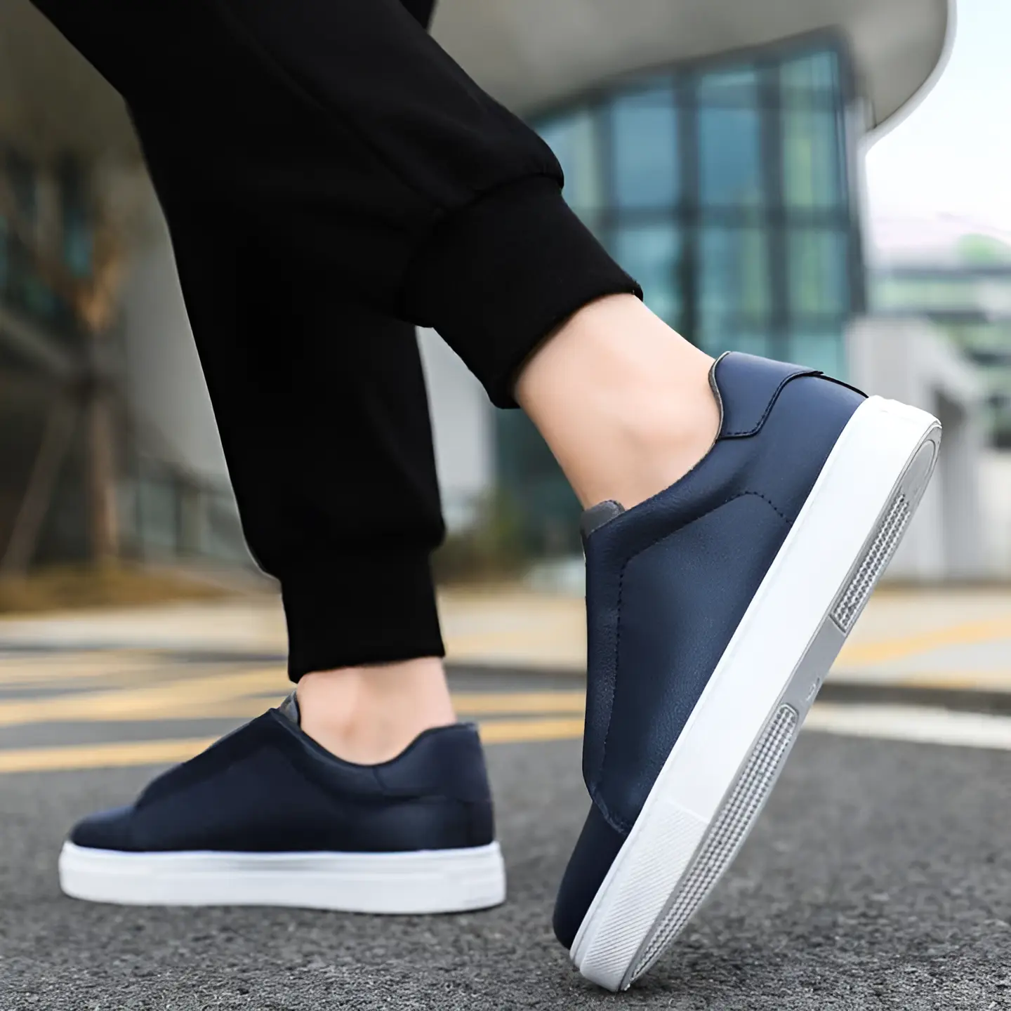 Sneakers chic Bernardo™ de Danoir Paris en bleu et noir, avec design moderne et détails élégants.