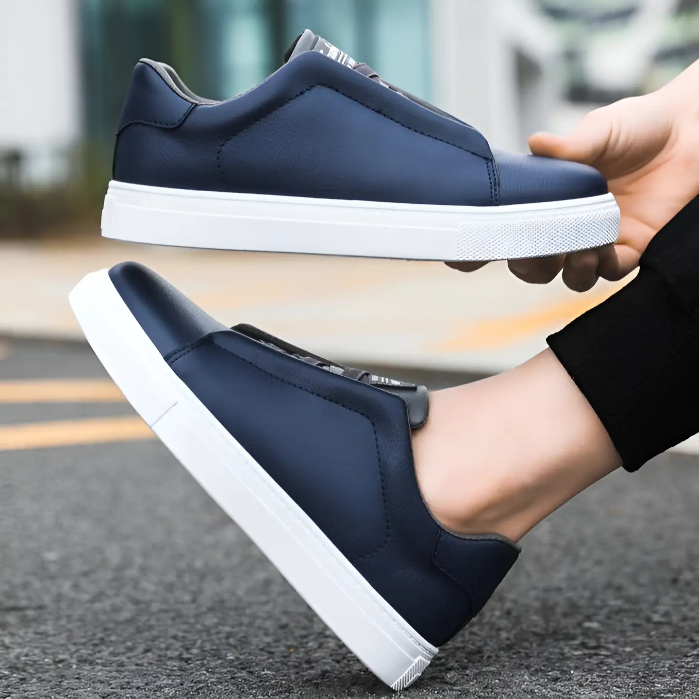 Chaussures sneakers chic bleues et noires Bernardo™ de Danoir Paris, vue de face avec détails en tissu et semelle blanche.