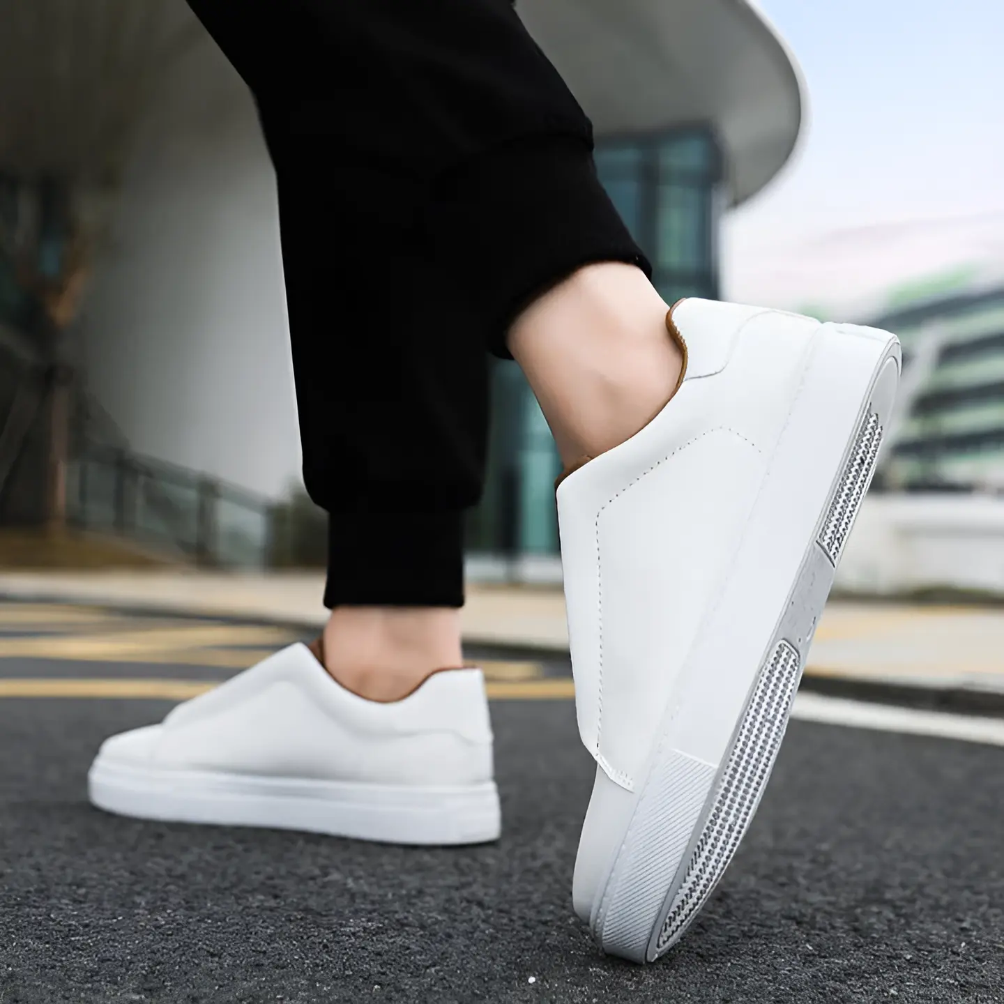 Sneakers chic Bernardo™ de Danoir Paris avec empeigne en cuir blanc et détails brun, semelle blanche et design élégant.