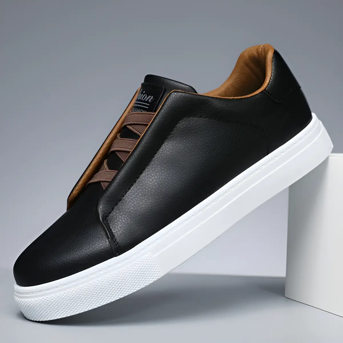Chaussures sneakers chic Danoir Paris Bernardo™ en noir et brun avec semelle blanche, vue de côté.