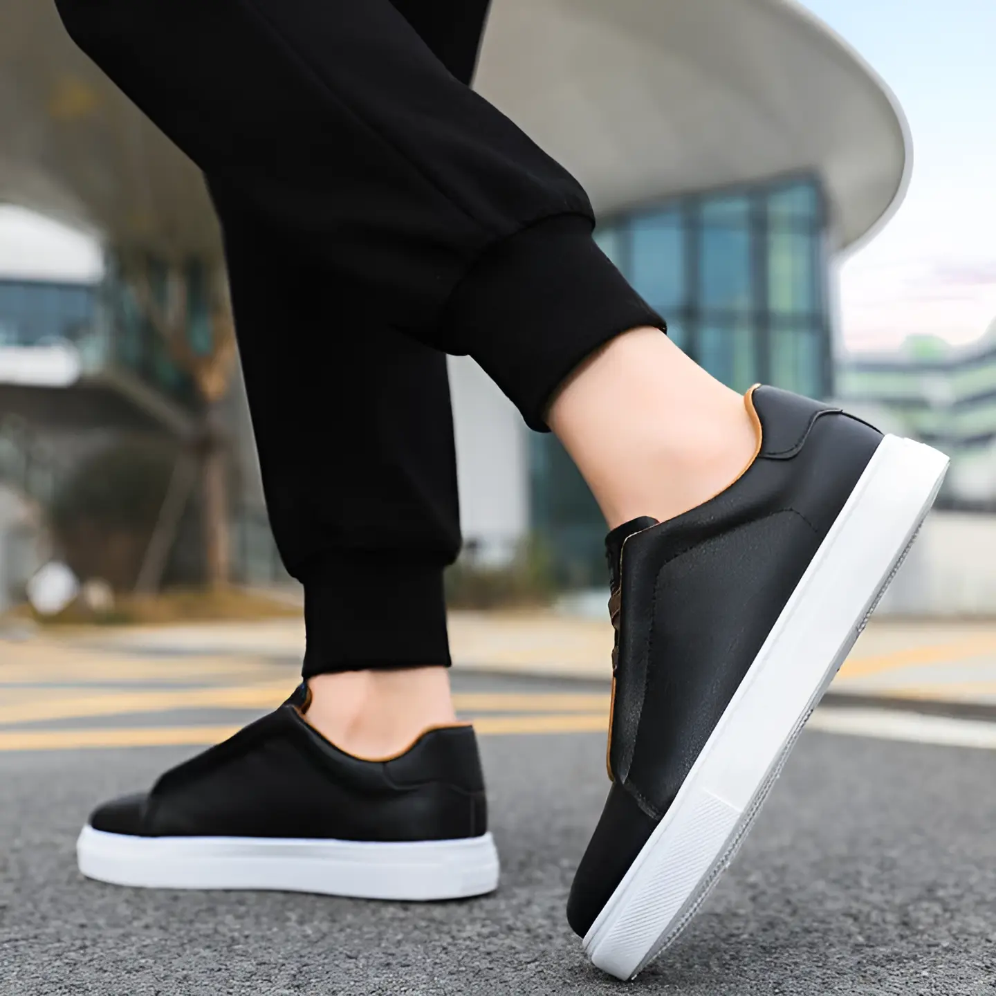 Sneakers chic Bernardo™ de Danoir Paris en noir et brun avec semelle blanche, style moderne et élégant.