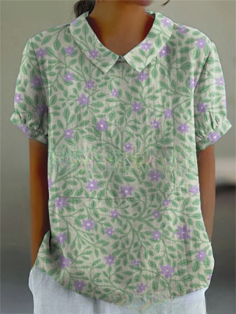 Chemise fleurie élégante Sofia de Danoir Paris, tissu léger avec motifs floraux, portée avec style et sophistication.