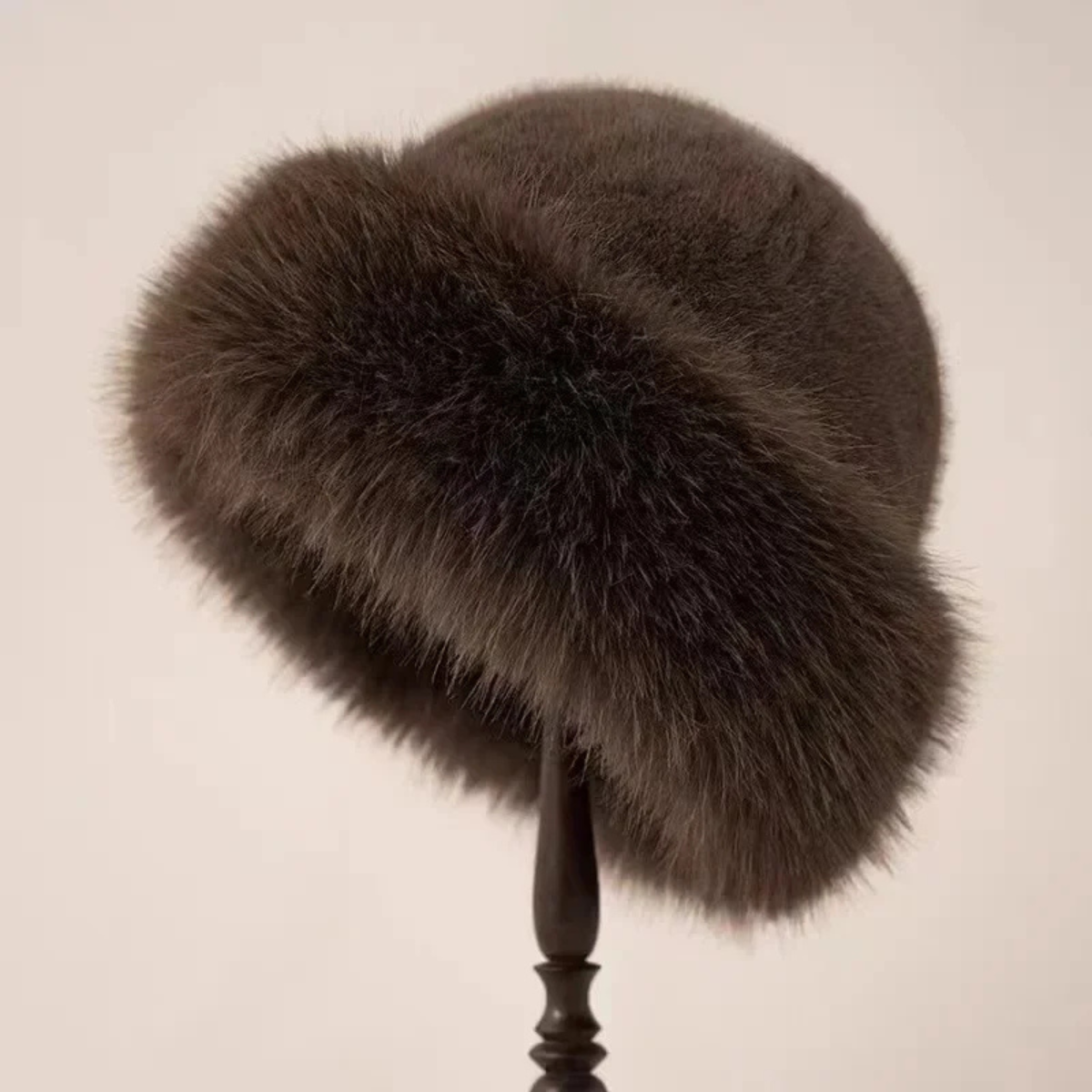 Bonnet d’hiver élégant Danoir Paris, en laine douce, avec design chic et finition soignée, porté sur la tête.