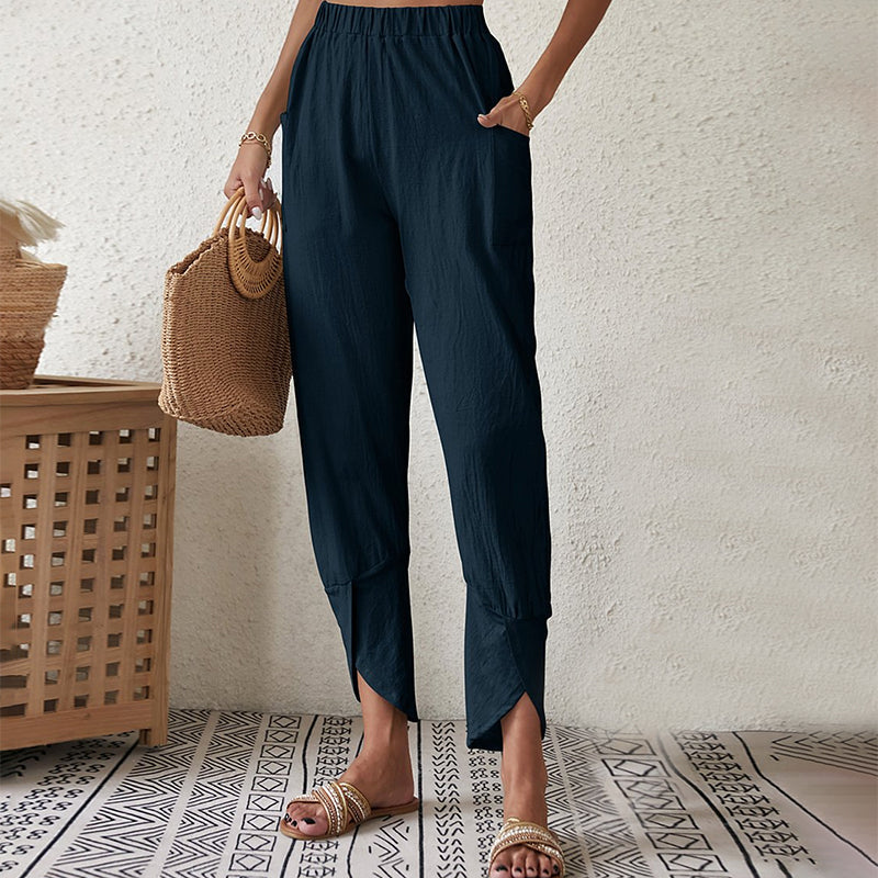 Pantalons Essari à ourlet effiloché de Danoir Paris, en tissu léger, portée visible avec détails de finition décontractée.
