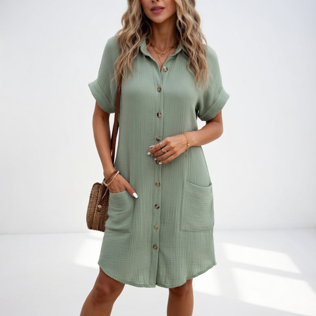 Robe chemise élégante Béatrice™ de Danoir Paris, tissu fluide et coupe flatteuse, portée avec des accessoires.