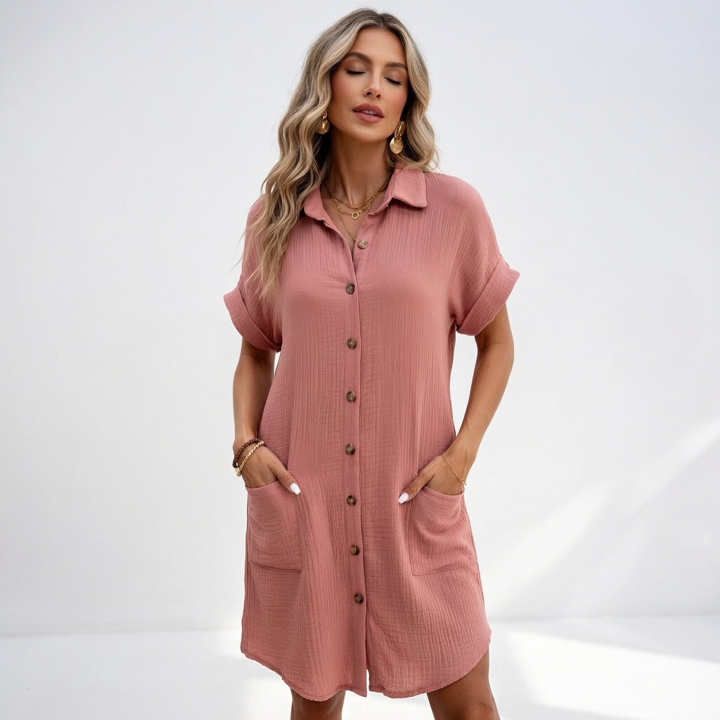 Robe chemise élégante Béatrice™ de Danoir Paris, en tissu fluide, avec col classique et manches longues, portée sur un mannequin.