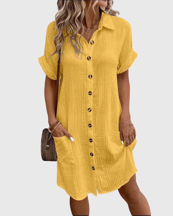 Robe confortable Caroline de Danoir Paris en tissu doux, portée par une femme dans un intérieur lumineux.