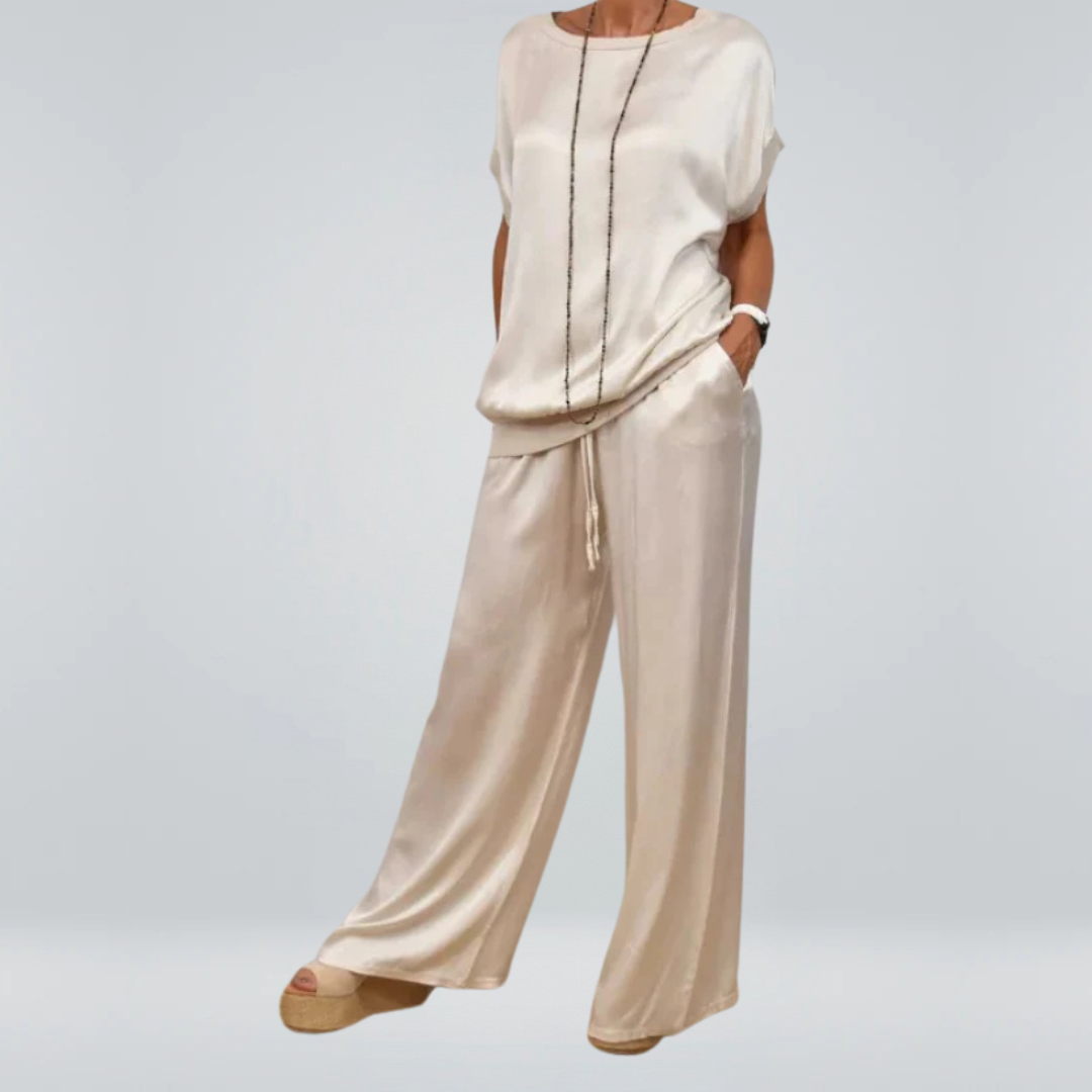 Ensemble élégant à deux pièces Celia par Danoir Paris, mannequin portant la tenue avec détails raffinés, vue de face.