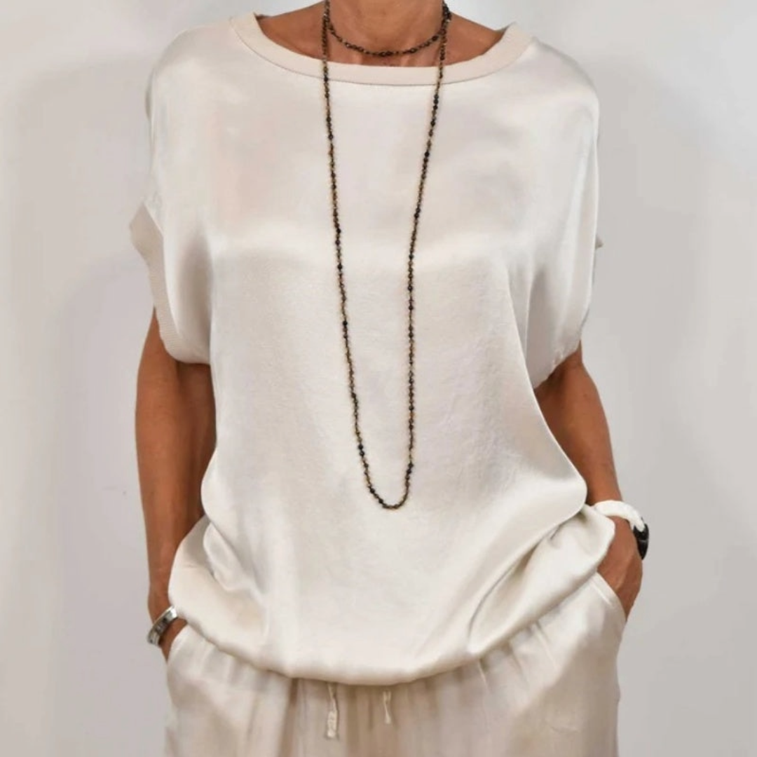 Ensemble élégant à deux pièces Celia de Danoir Paris, comprenant une veste et une jupe en tissu chic, porté sur mannequin.