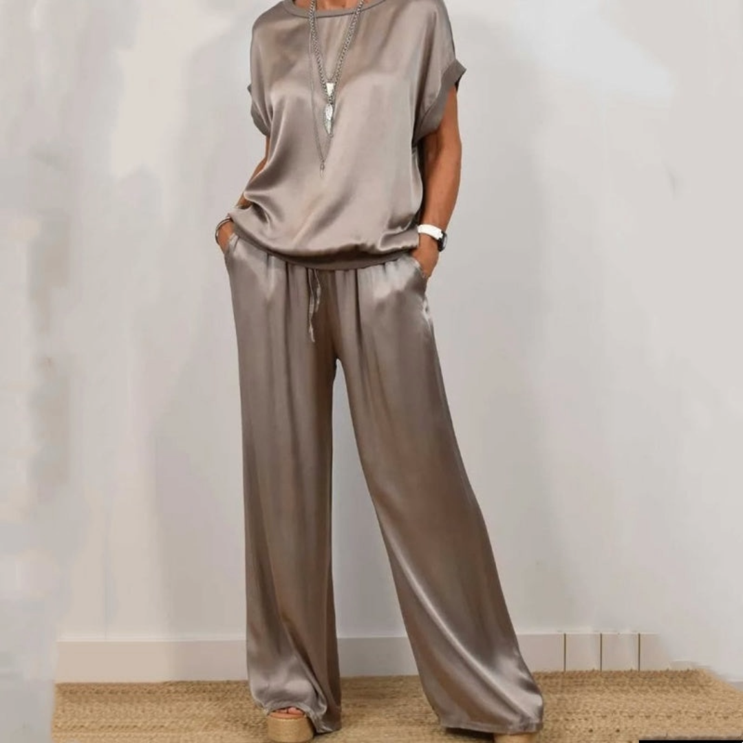 Ensemble élégant à deux pièces Celia de Danoir Paris, veste en tissu bleu et pantalon assorti, porté sur mannequin.