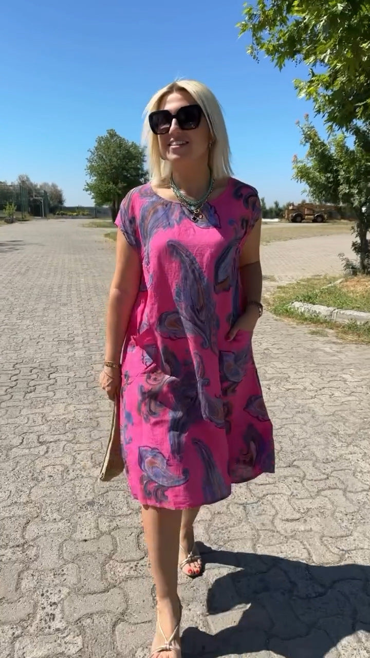 Robe estivale élégante Charlotte de Danoir Paris, en tissu léger avec détails raffinés, portée avec accessoires chics.