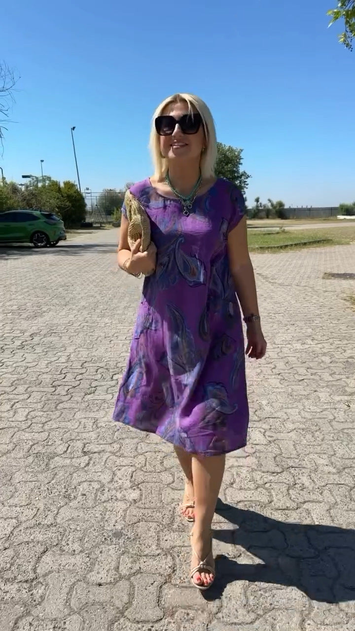 Robe estivale élégante Charlotte de Danoir Paris, tissu léger et fluide, en couleur pastel, portée avec accessoires.