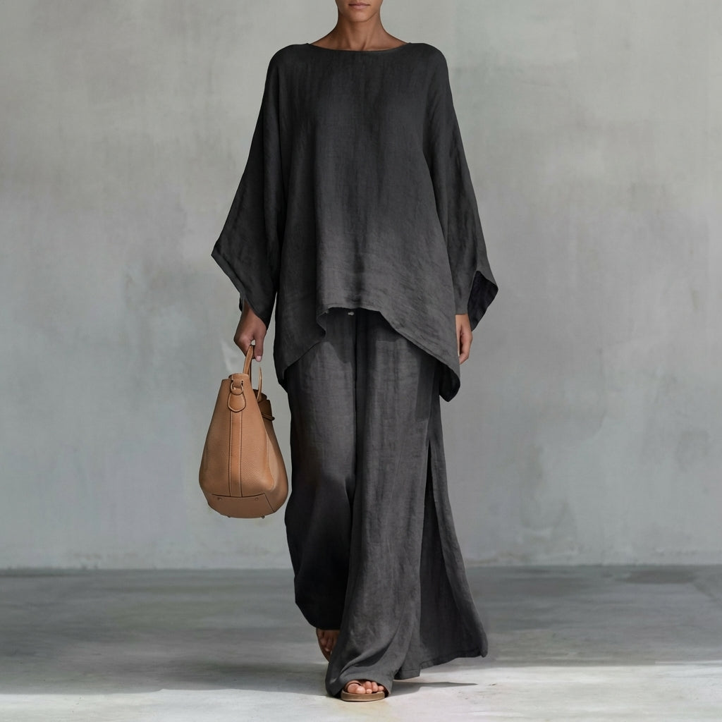 Ensemble deux pièces Danoir Paris Christine avec manches longues et pantalon large, tissu fluide et élégant, porté par un mannequin.
