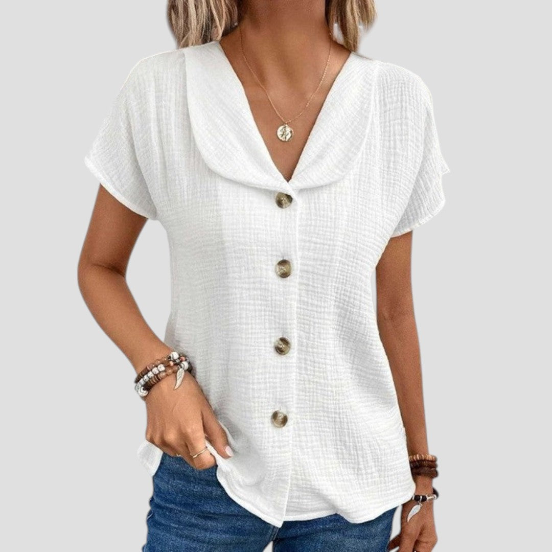 Blouse décontractée élégante Elena de Danoir Paris, en tissu fluide, avec col et manches longues, portée sur un fond neutre.