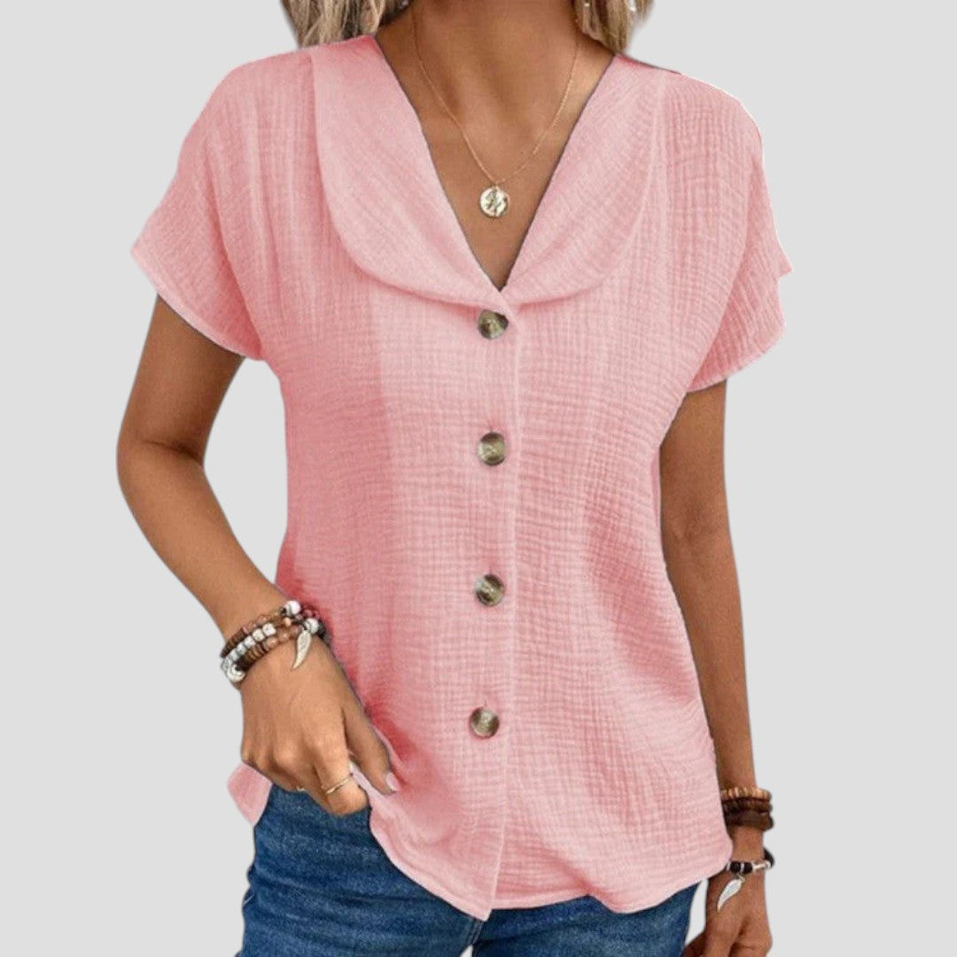 Blouse décontractée Elena de Danoir Paris, élégante avec manches longues et col en V, portée par une femme.