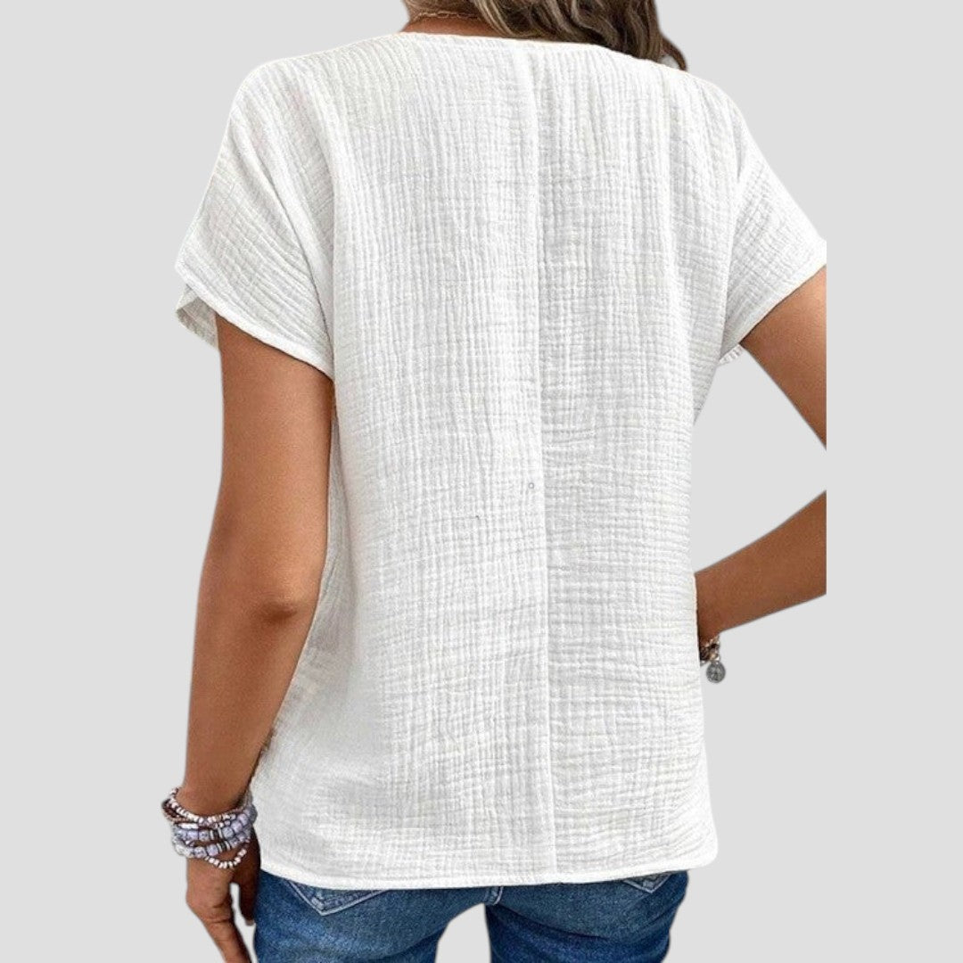 Blouse élégante décontractée Elena de Danoir Paris, tissu fluide et coupe moderne, portée sur un fond neutre.