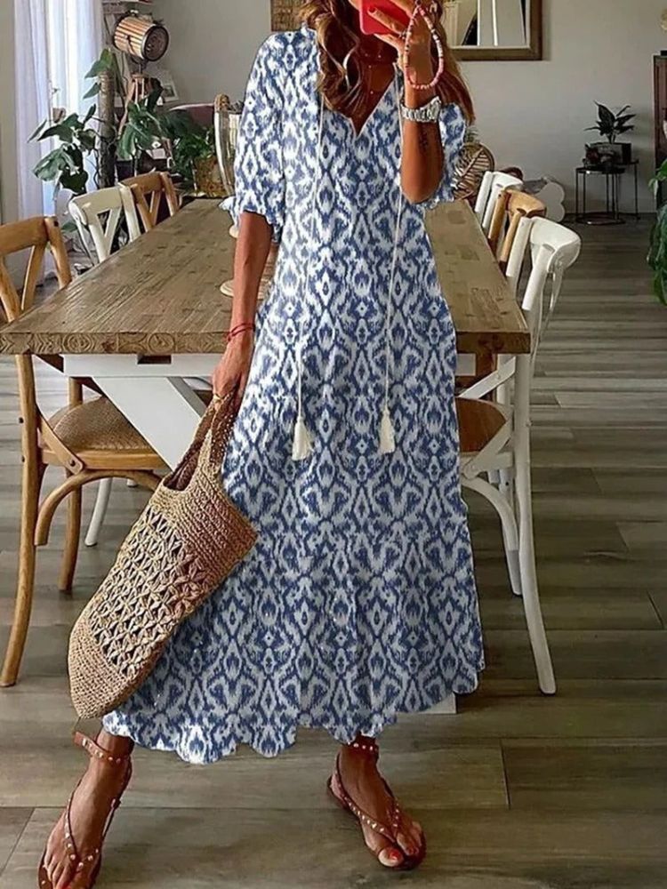Robe maxi florale veloutée Élodie™ de Danoir Paris, élégante, avec motifs floraux colorés et tissu doux visible sur la photo.