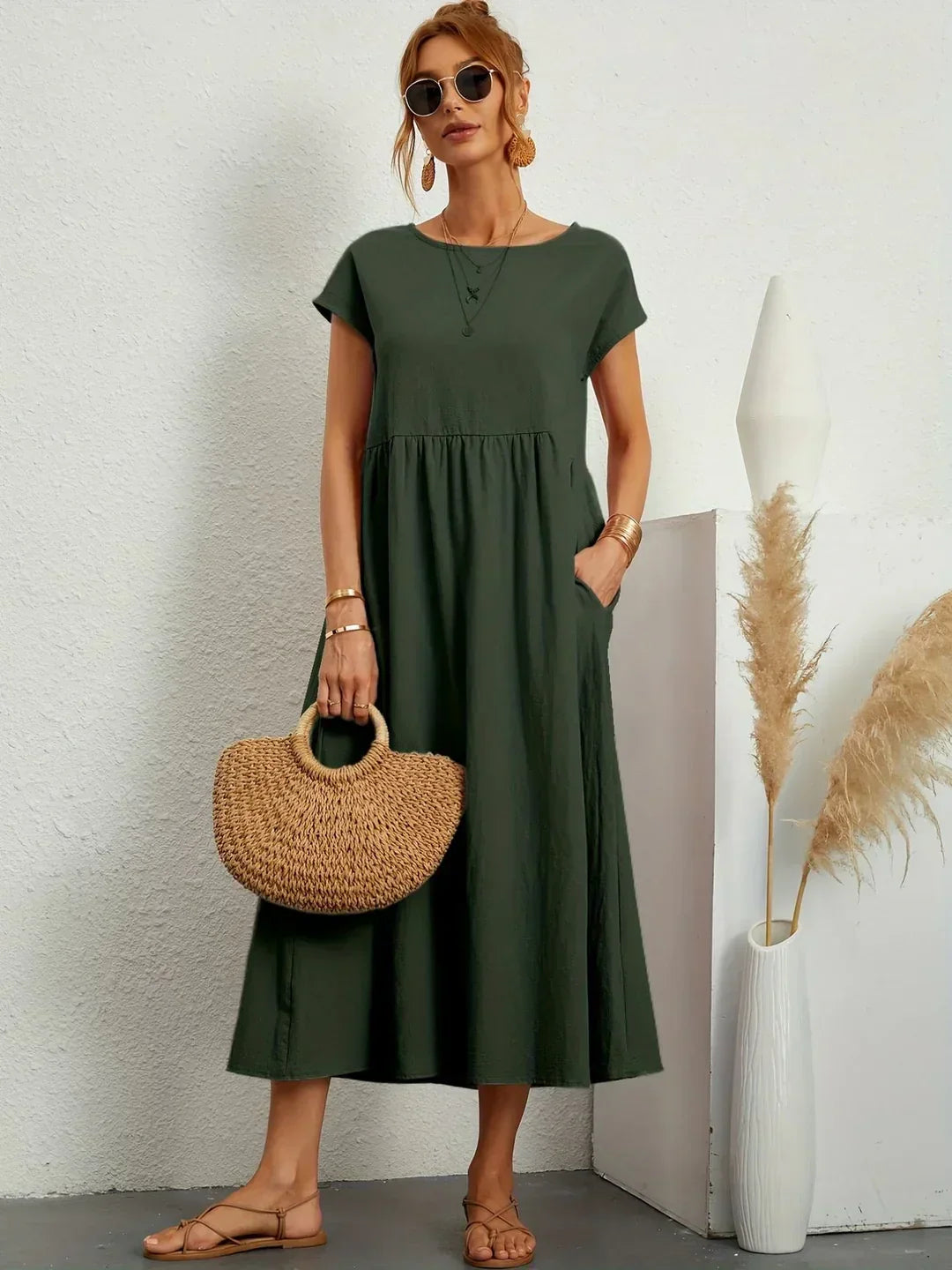 Robe midi fluide Gabrielle™ de Danoir Paris, élégante et intemporelle, avec coupe fluide et détails sophistiqués.
