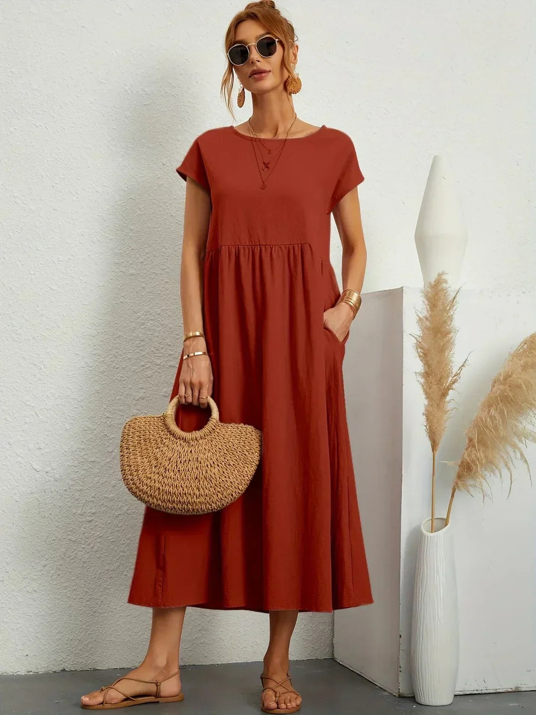 Robe midi fluide Gabrielle™ de Danoir Paris, élégance intemporelle, tissu léger et coupe sophistiquée visible sur l’image.