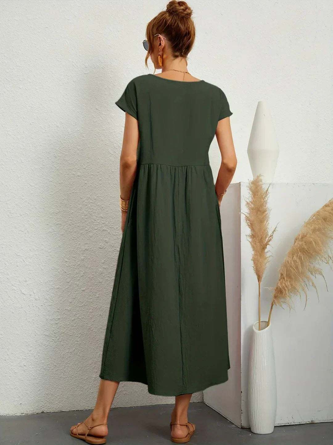Robe midi fluide Gabrielle™ de Danoir Paris, élégance intemporelle, tissu léger et coupe sophistiquée visible sur l'image.