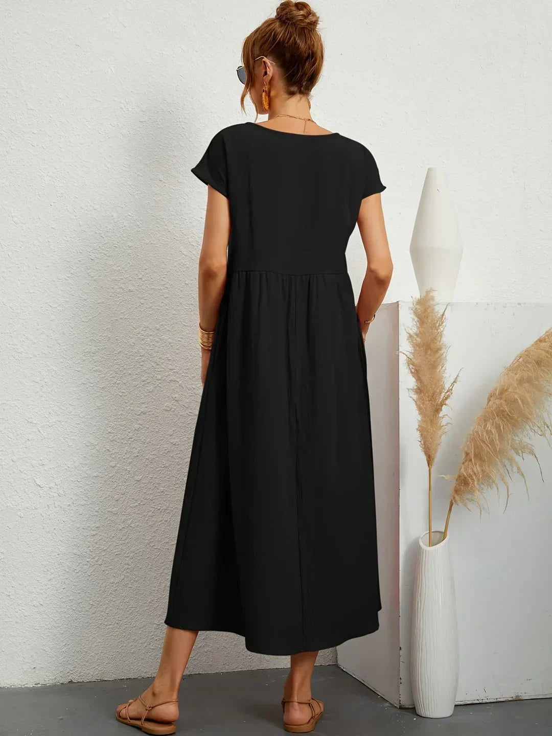 Robe midi fluide Gabrielle™ de Danoir Paris, élégance intemporelle, portée en contexte casual ou sophistiqué, tissu léger et fluide.