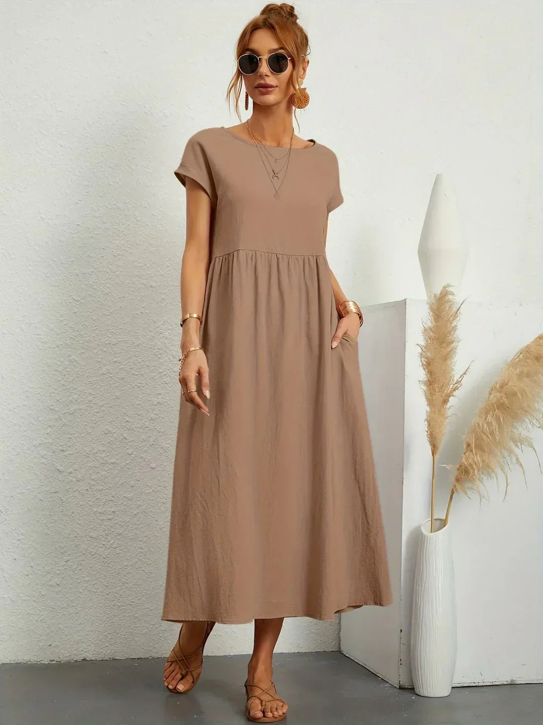 Robe midi fluide Gabrielle™ de Danoir Paris, élégance intemporelle, en tissu léger et sophistiqué, portée avec des accessoires.