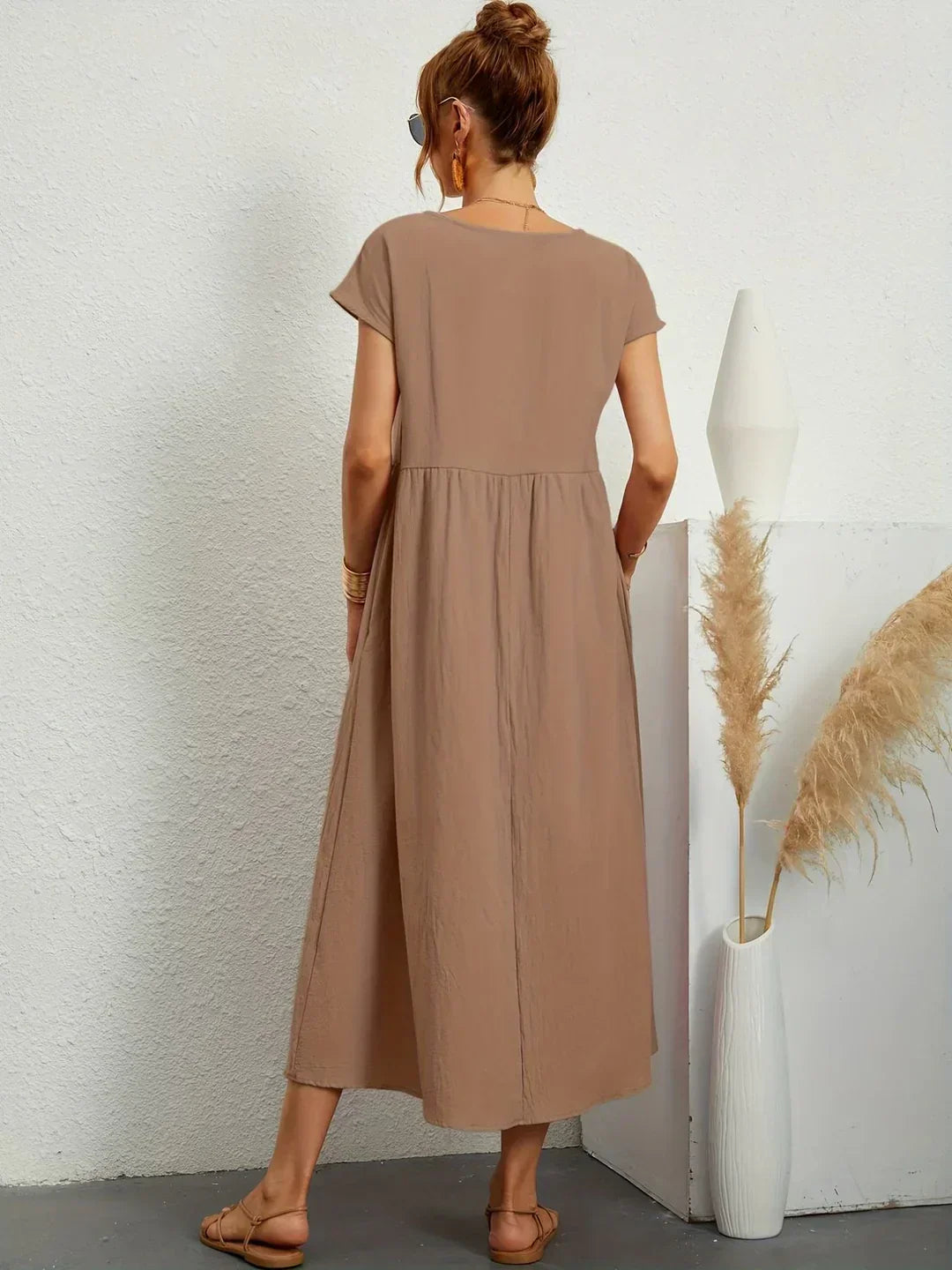 Robe midi fluide Gabrielle™ de Danoir Paris, élégance intemporelle, tissu léger et coupe sophistiquée visible dans l'image.