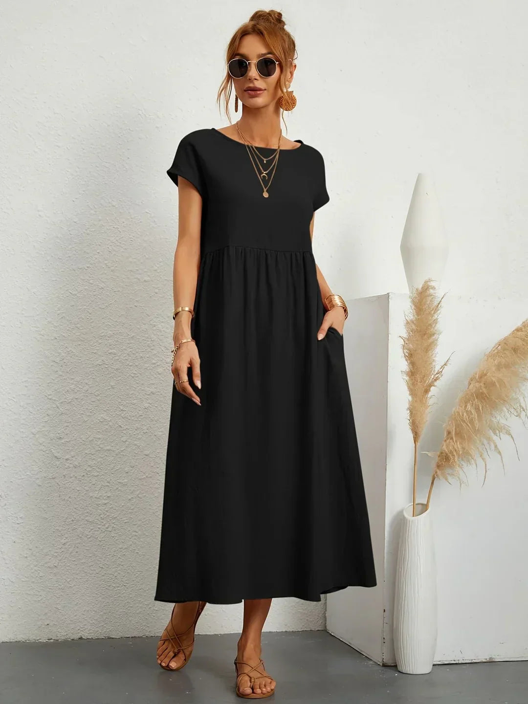 Robe midi fluide Gabrielle™ de Danoir Paris, élégance intemporelle, tissu léger et coupe raffinée visible sur l'image.