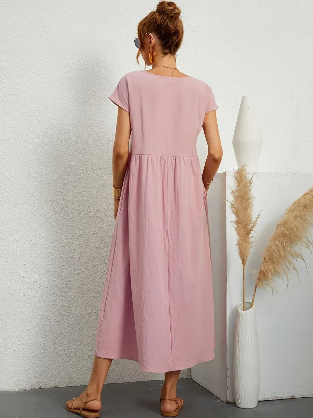 Robe midi fluide Gabrielle™ de Danoir Paris, élégance intemporelle, tissu léger et coupe sophistiquée, portée en contexte élégant.
