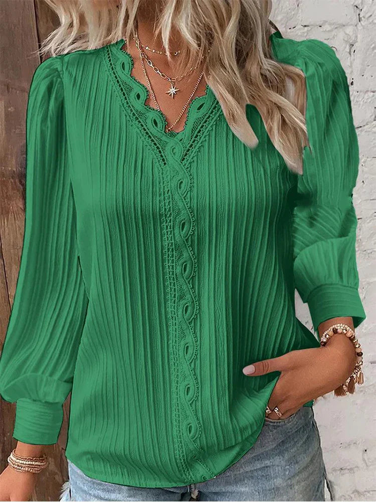 Blouse plissée élégante Lilly de Danoir Paris, tissu fluide et détails sophistiqués visible sur cette image.