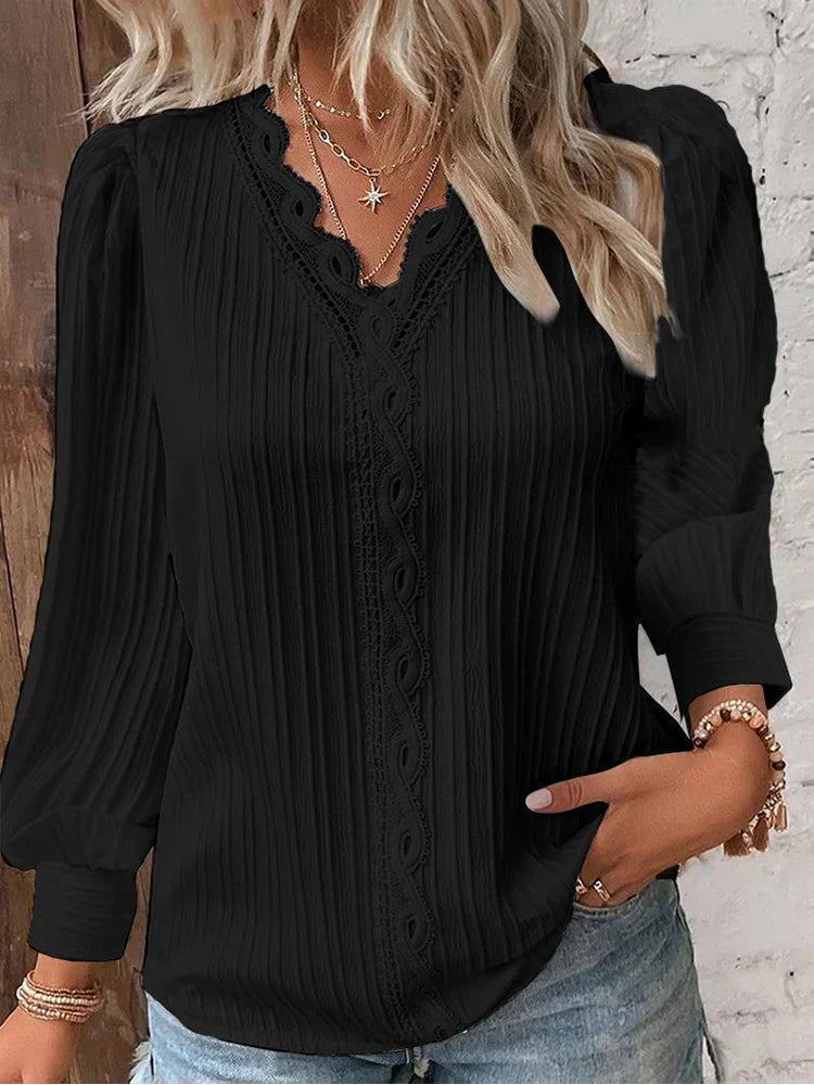 Blouse plissée élégante Lilly de Danoir Paris, en tissu fluide, avec détails sophistiqués, portée dans un look chic et féminin.