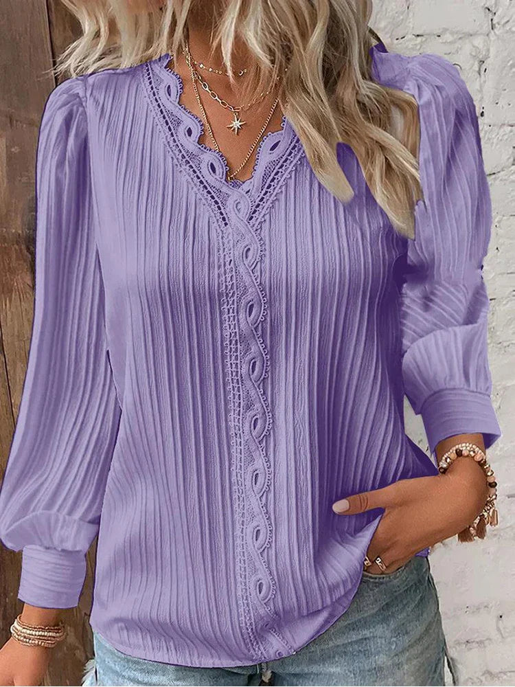 Blouse plissée Lilly de Danoir Paris, élégante, en tissu fluide, avec détails sophistiqués, portée dans un style chic et moderne.