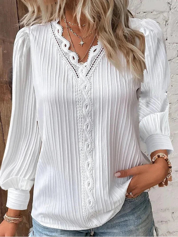 Blouse plissée élégante Lilly de Danoir Paris, tissu fluide et coupe sophistiquée, vue de face sur mannequin.