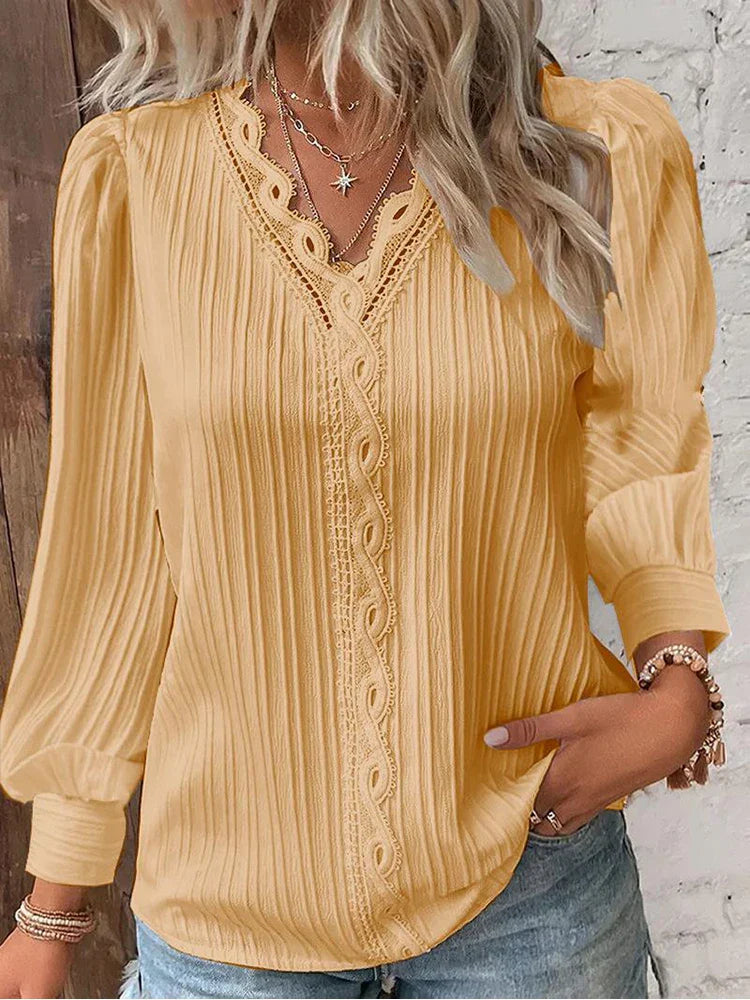 Blouse plissée élégante Lilly de Danoir Paris, tissu fluide, couleur neutre, portée décontractée ou habillée, détail plissé sur le devant.