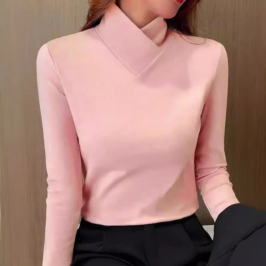 T-shirt col roulé chic Liora de Danoir Paris, en tissu doux, porté avec accessoires, style élégant et moderne.