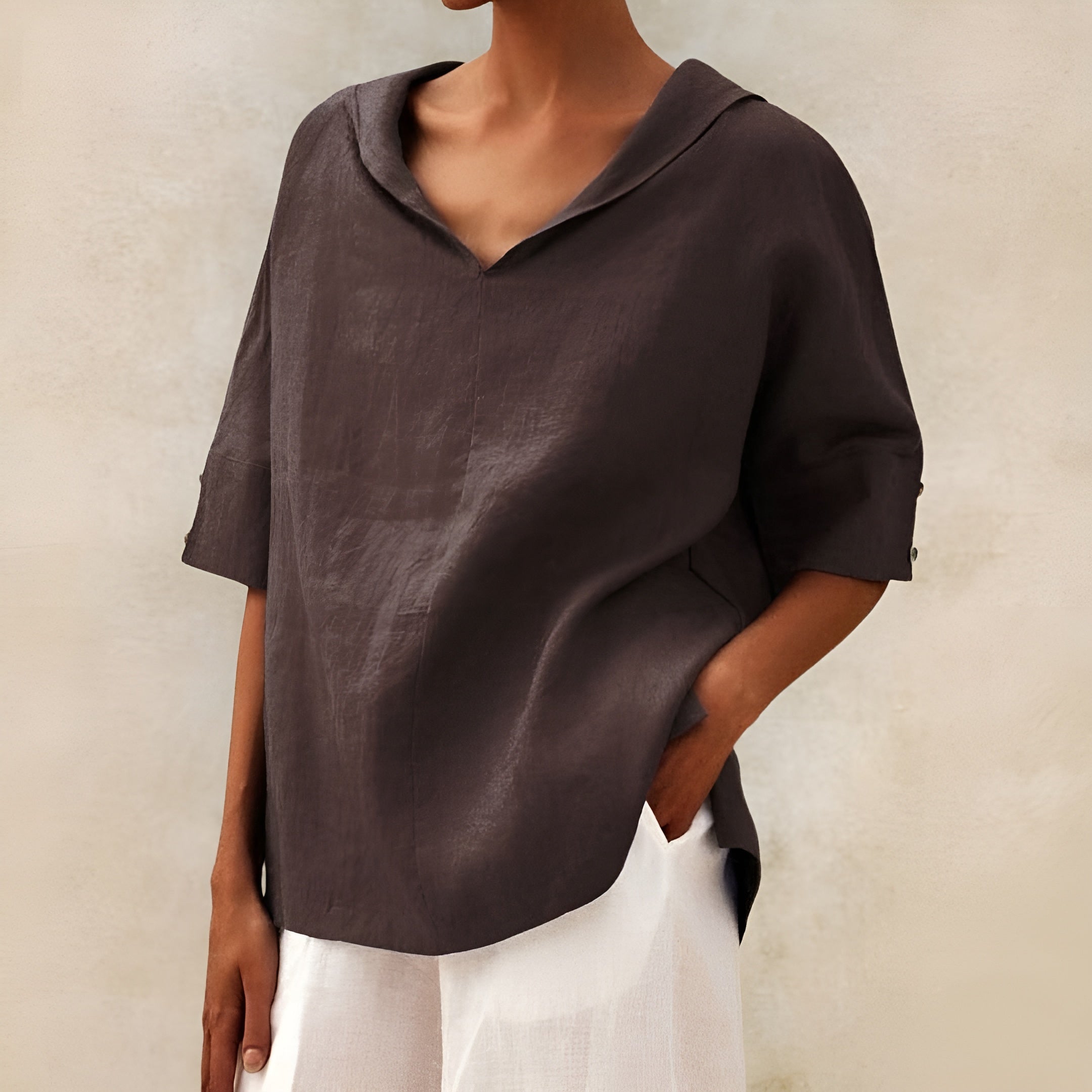 Blouse légère et élégante Lyndzi de Danoir Paris, tissu fluide et design chic, vue de face.