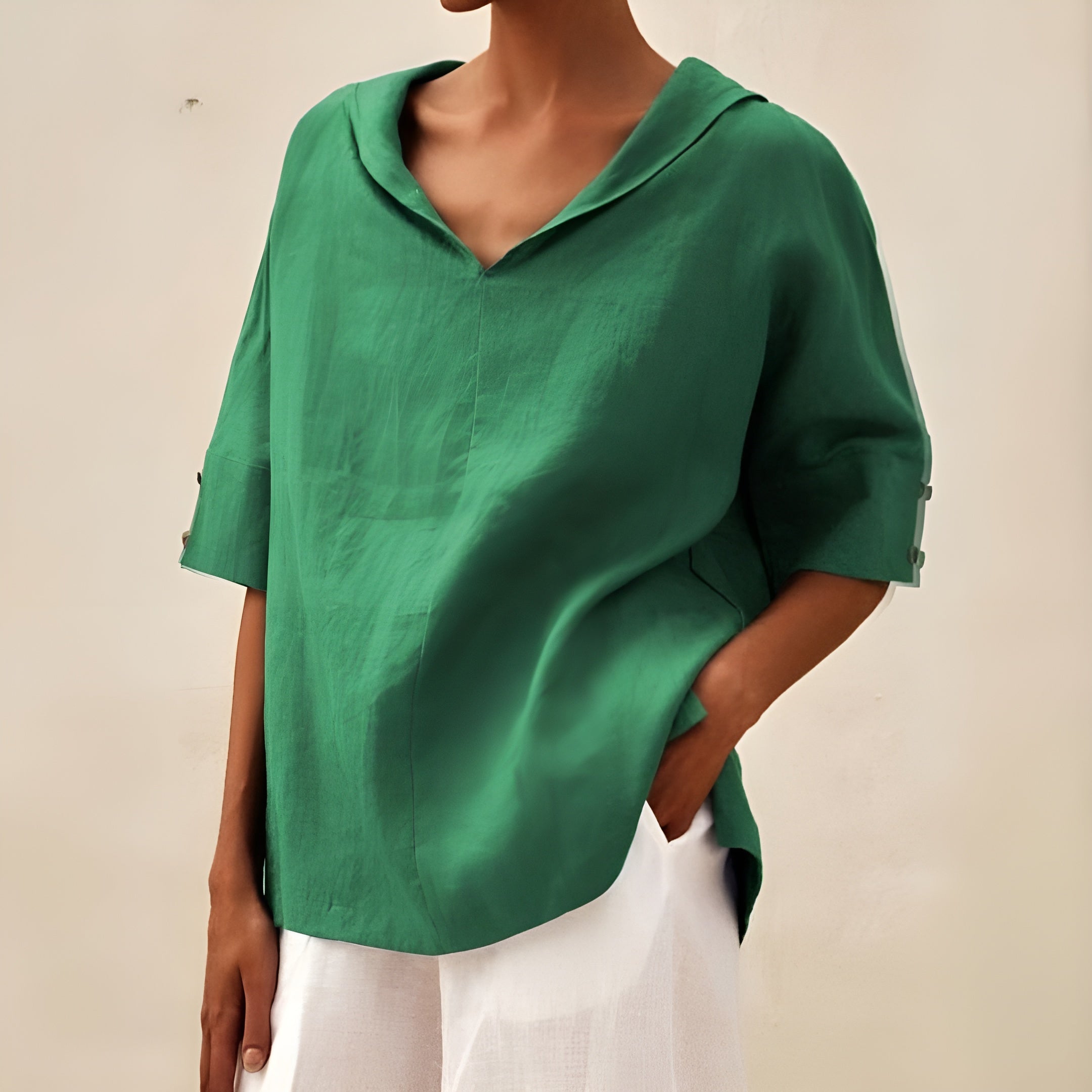 Blouse légère et élégante Lyndzi de Danoir Paris, tissu fluide, coupe raffinée, portée avec accessoires pour un style chic.