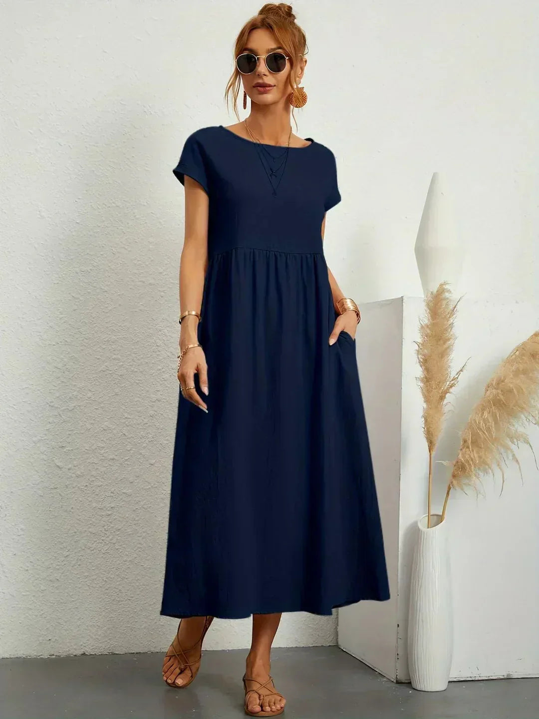 Robe midi décontractée Nataly de Danoir Paris, tissu léger, coupe fluide, portée avec accessoires pour un look élégant et confortable.