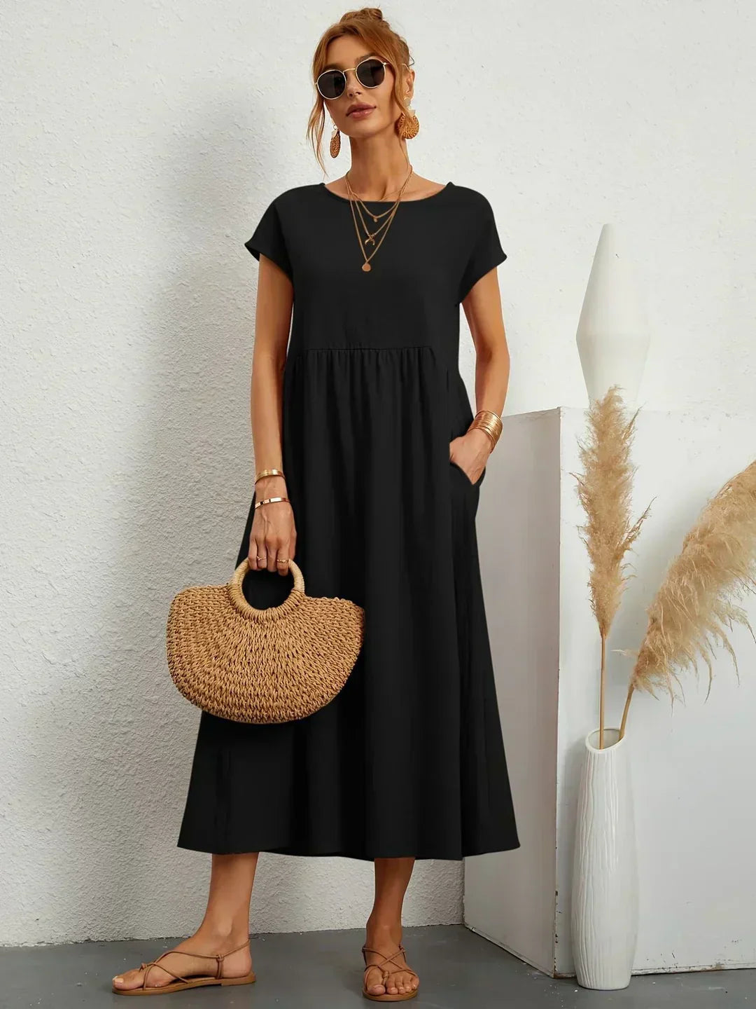 Robe midi décontractée Nataly par Danoir Paris, en tissu léger avec manches courtes et coupe fluide, portée sur mannequin.