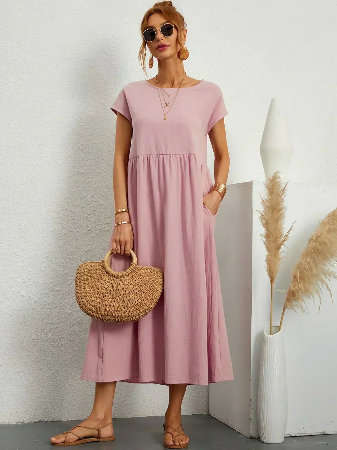 Robe midi décontractée Nataly de Danoir Paris, tissu fluide et coupe confortable, portée élégante pour un style décontracté.