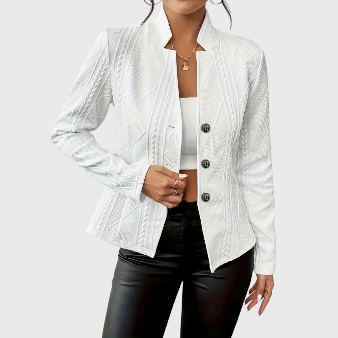 Veste blazer chic quotidien Danoir Paris Olivia, coupe élégante et moderne, en tissu léger, portée sur un mannequin féminin.