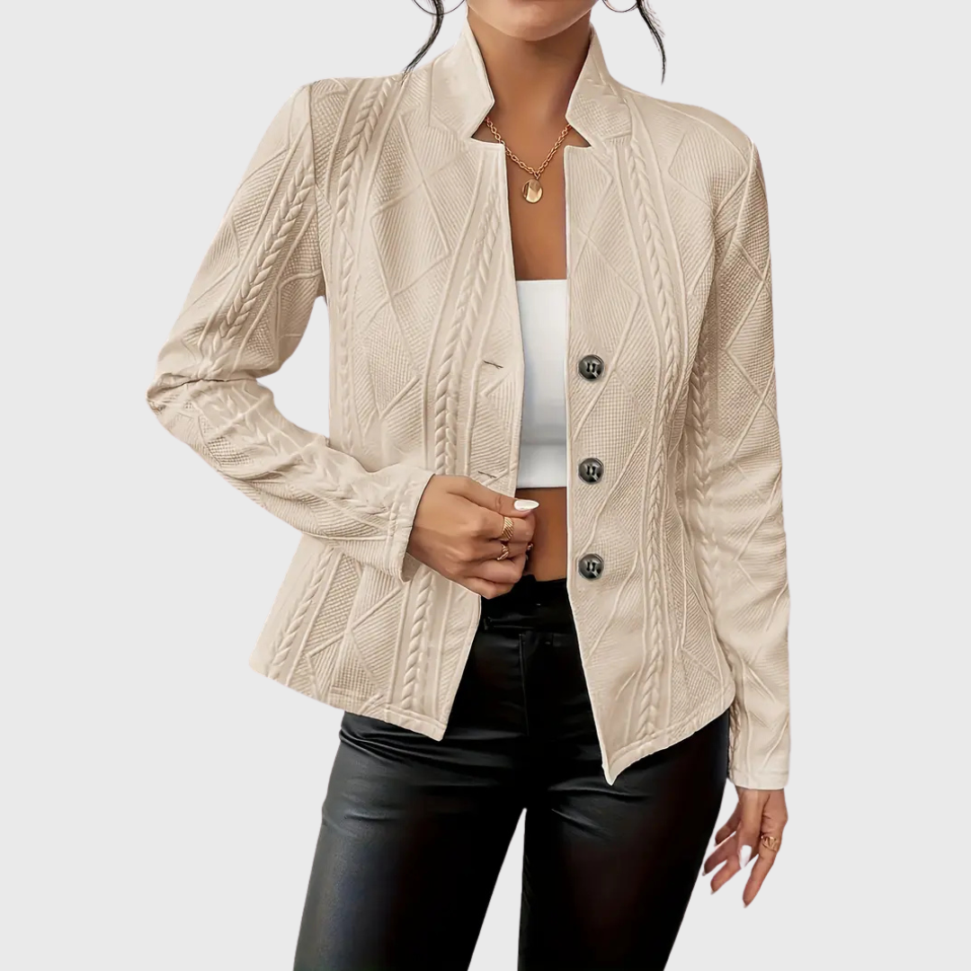 Blazer chic quotidien Olivia de Danoir Paris, élégant avec coupe ajustée, porté sur un mannequin, fond neutre.