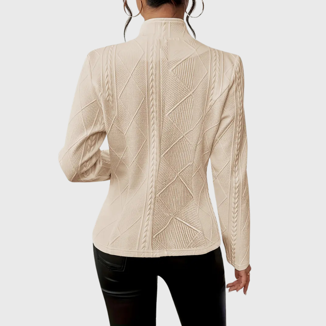 Blazer chic quotidien Olivia de Danoir Paris, coupe élégante et moderne, porté par un mannequin avec fond neutre.
