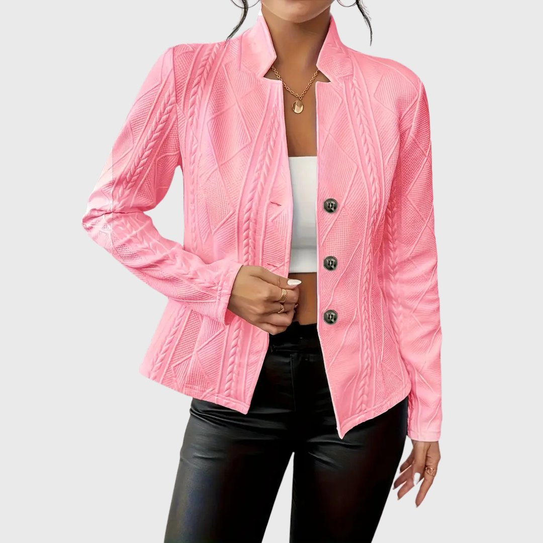 Blazer chic quotidien Olivia de Danoir Paris, veste blanche élégante en tissu léger, porté sur un mannequin.